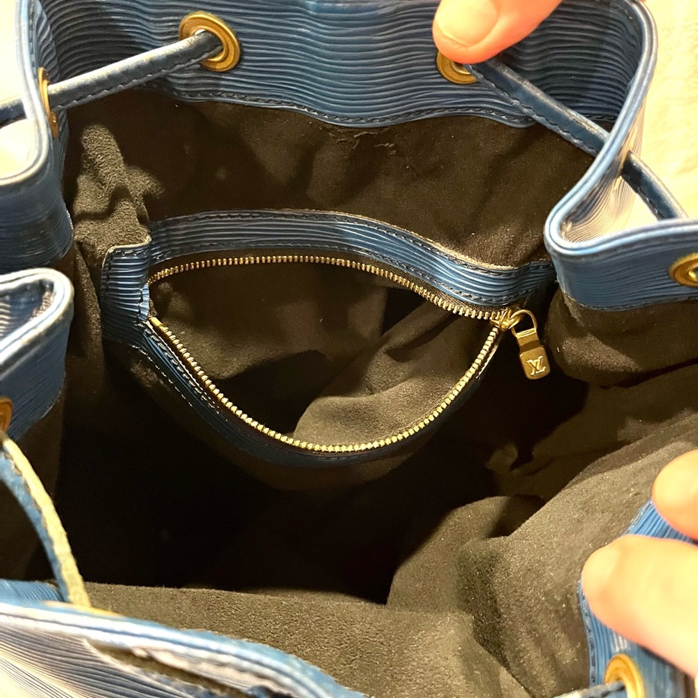 Striking Louis Vuitton Blue Epi Noe Bucket/ Shoulder Bag w/ Leather Tie Closure - Picture 6 of 11